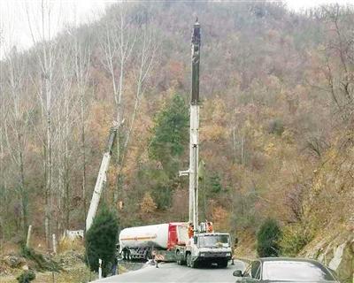 天然氣罐車(chē)在西峽山道上發(fā)生側翻 公安消防聯(lián)手排險